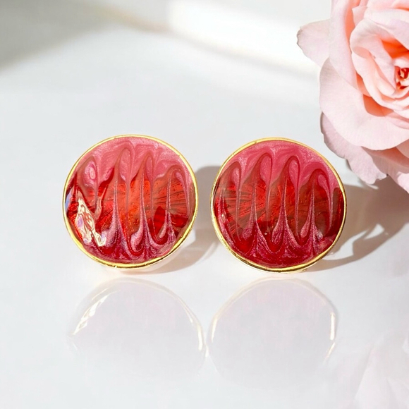 Unbranded Jewelry - Vintage Deep Coral Red Swirly Enamel Gold tone Clip on Earrings.